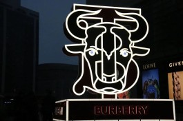 Burberry换标“TB”被群嘲：Tory Burch吗？淘宝出女包了？中国大陆业绩下滑高达35%