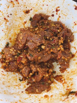 烤牛肉的腌制方法(烤盘烤牛肉的腌制方法)
