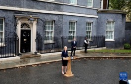 特拉斯宣布辞去英国首相职务