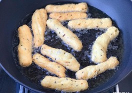 家中最简单炸油条方法(家中最简单炸油条方法视频)