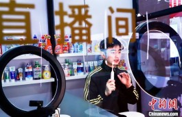 十年·中国观察|“小粉红”还是“躺平一代”？中国当代青年呈现多色光谱