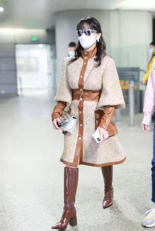 68岁的赵雅芝依然时髦，大衣当裙穿配长靴好洋气，不像年近古稀