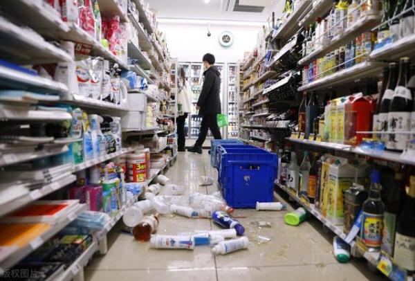 日本东北部地震造成4人死亡，数千户家庭断电